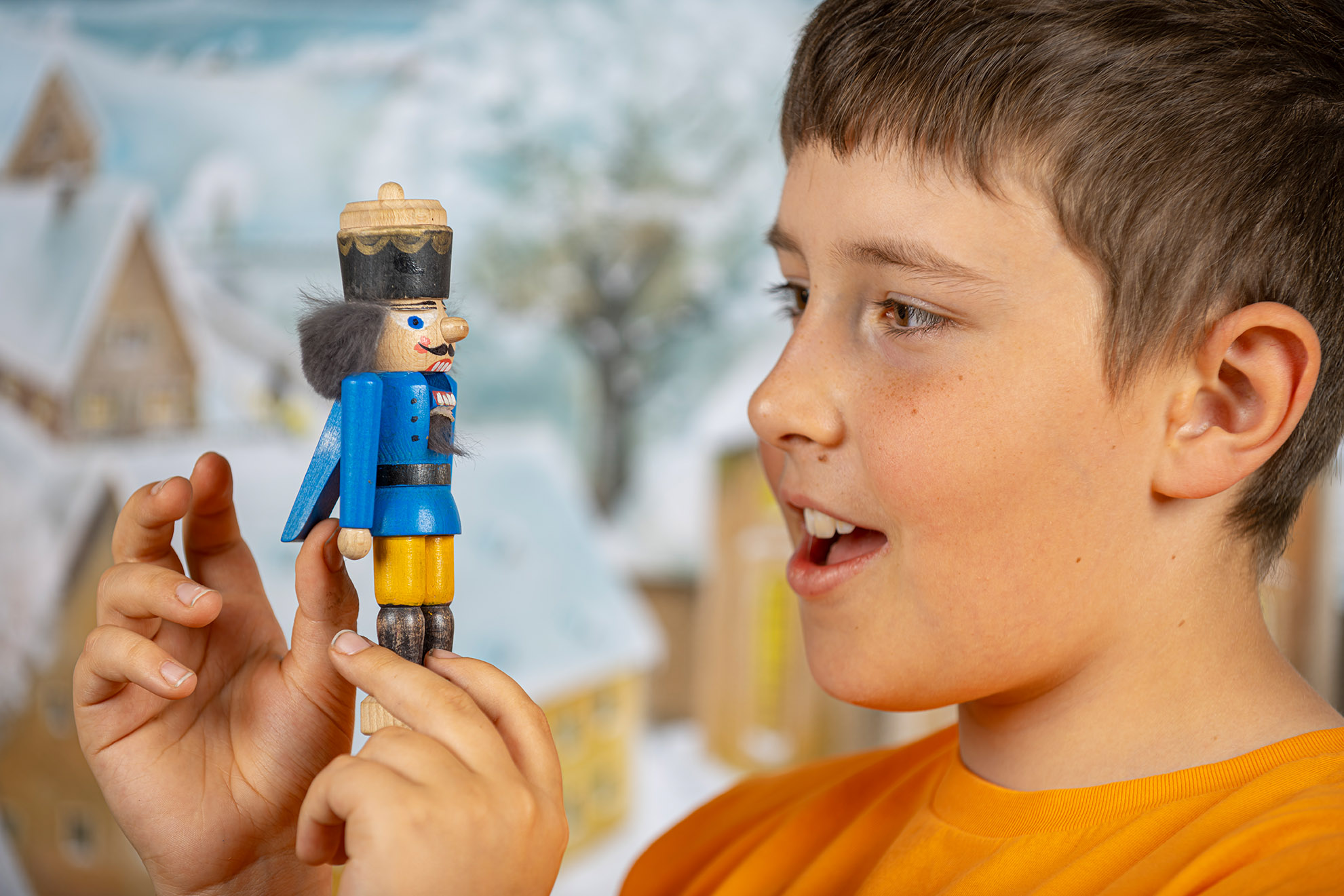 Zwei Hände bearbeiten ein rotierendes Holzstück mit Werkzeugen auf einer Drehbank Holzspäne fliegen dabei durch die Luft Hintergrund ist unscharf und hell